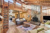 Cozy TreeTop Cabin - Two Distinct Levels with Separate Entrances.