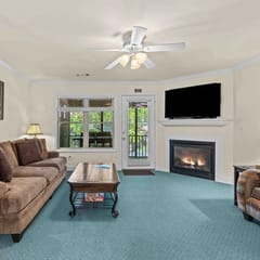 Uptown Getaway - Lovely Condo in Downtown Tuscany Villas