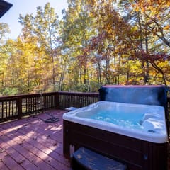 Chimney Mountain Chalet - Spacious Pet Friendly Chalet for the Whole Family