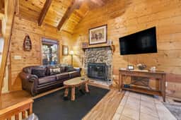 Amy's Creek 2 - Dog Friendly Cabin with Creekside Views and Covered Deck - Image 3