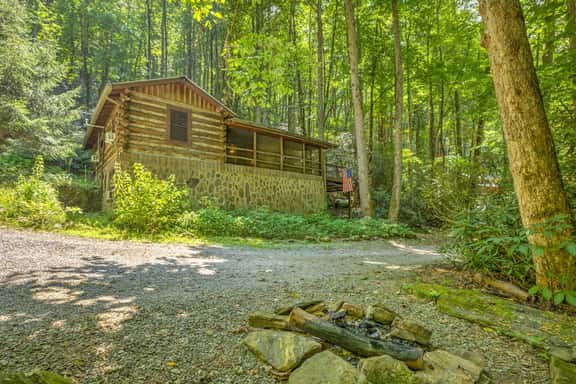 Adanaylah - A True Log Cabin Experience. Pet Friendly, too! - Image 1