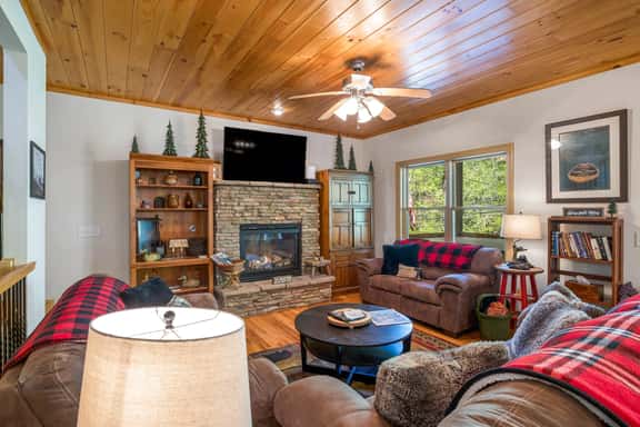 Rivers Rest – Beautiful Riverfront Townhome in Downtown Helen - Image 1