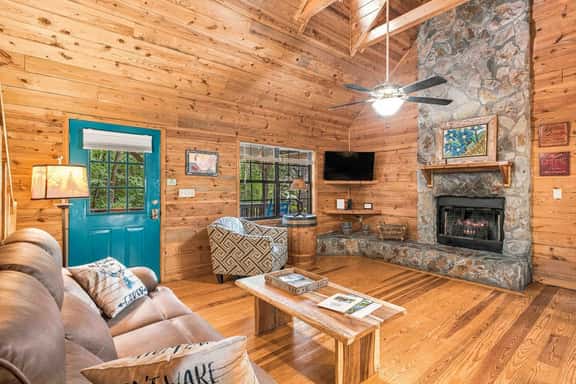 Country Charm D - Cozy Pet Friendly Cabin in Helen - Image 1