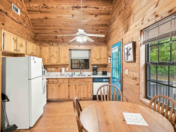 Country Charm B - Pet Friendly Cabin in city limits of Helen GA - Image 4