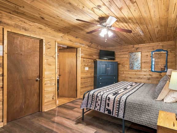 Country Charm B - Pet Friendly Cabin in city limits of Helen GA - Image 5
