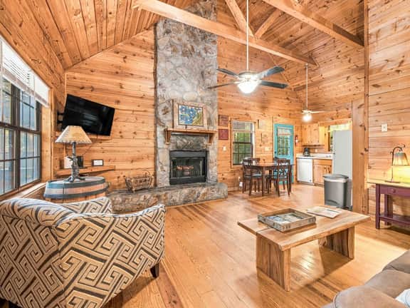 Country Charm D - Cozy Pet Friendly Cabin in Helen - Image 3